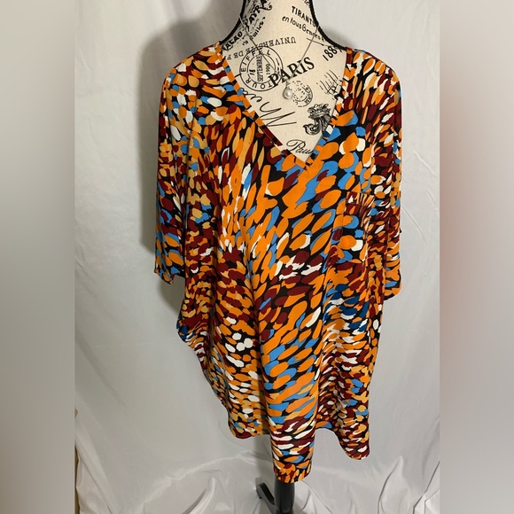 Jodifl tunic top size:small (oversized). Short sleeve, v-neck, tropical print. - Picture 2 of 6